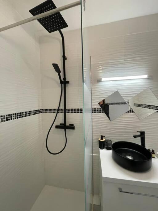 Appartement 2 Pieces, Salon Et Chambre, 44M2 Refait A Neuf Clichy Exteriör bild