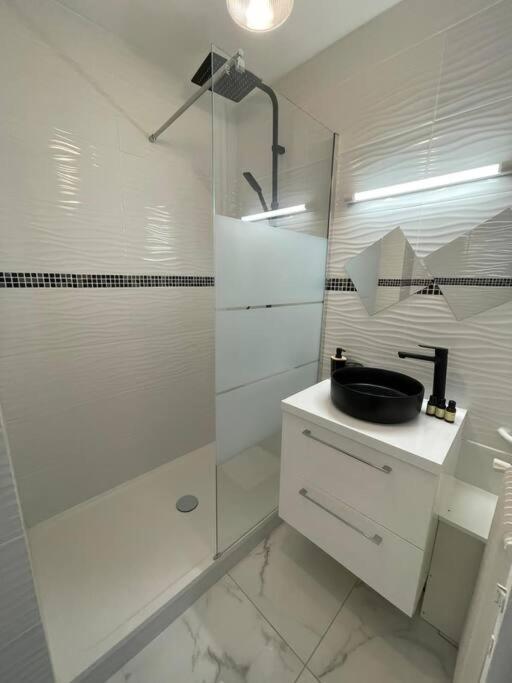 Appartement 2 Pieces, Salon Et Chambre, 44M2 Refait A Neuf Clichy Exteriör bild